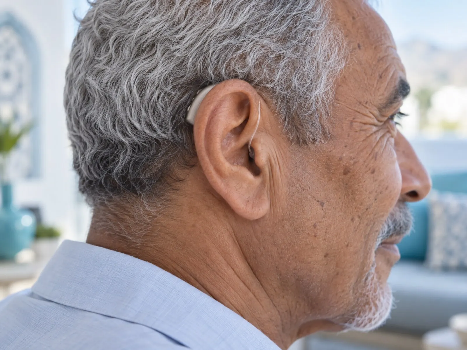 Homme marocain de profil portant un appareil à écouteur déporté très discret